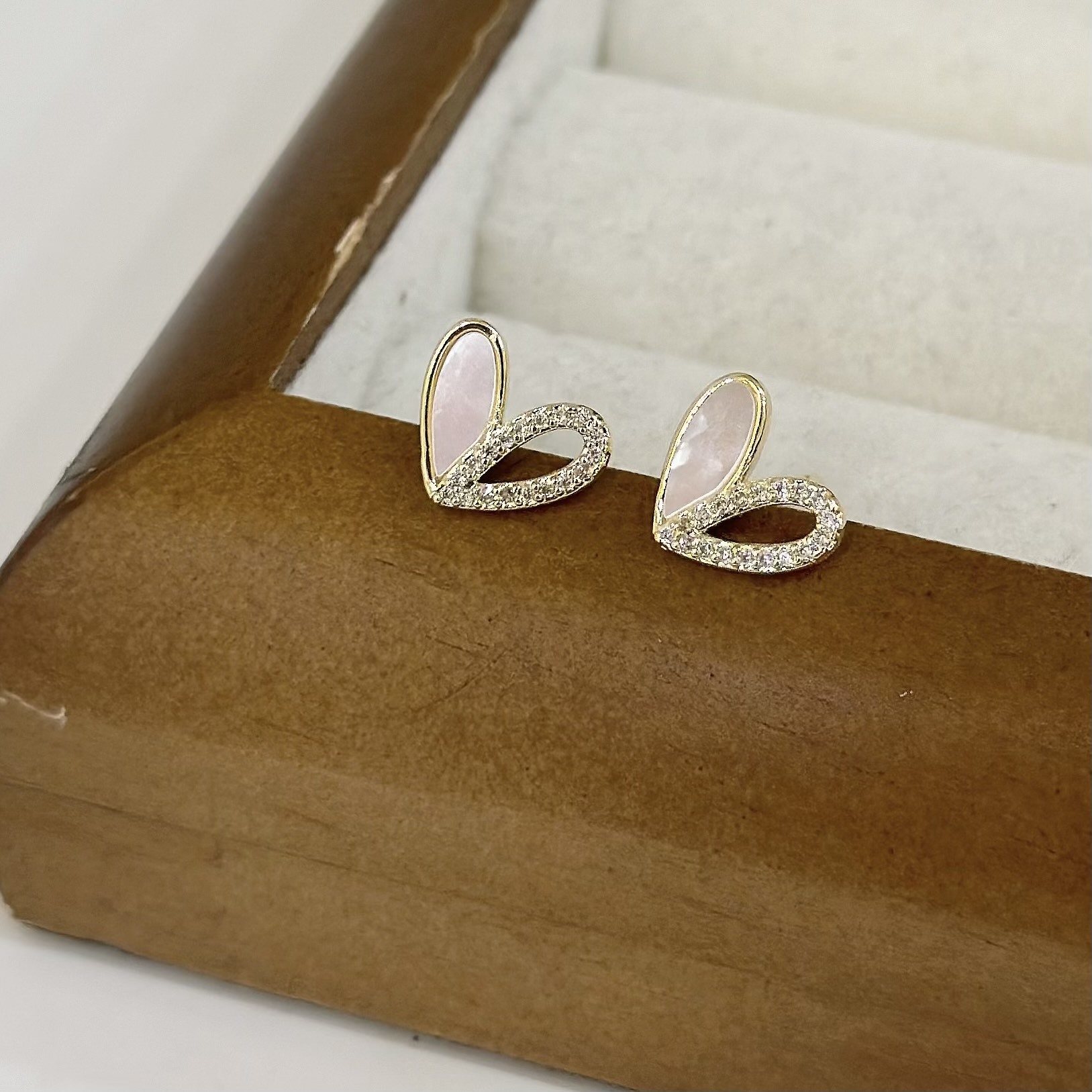 41貝殼排鑽鏤空愛心耳針