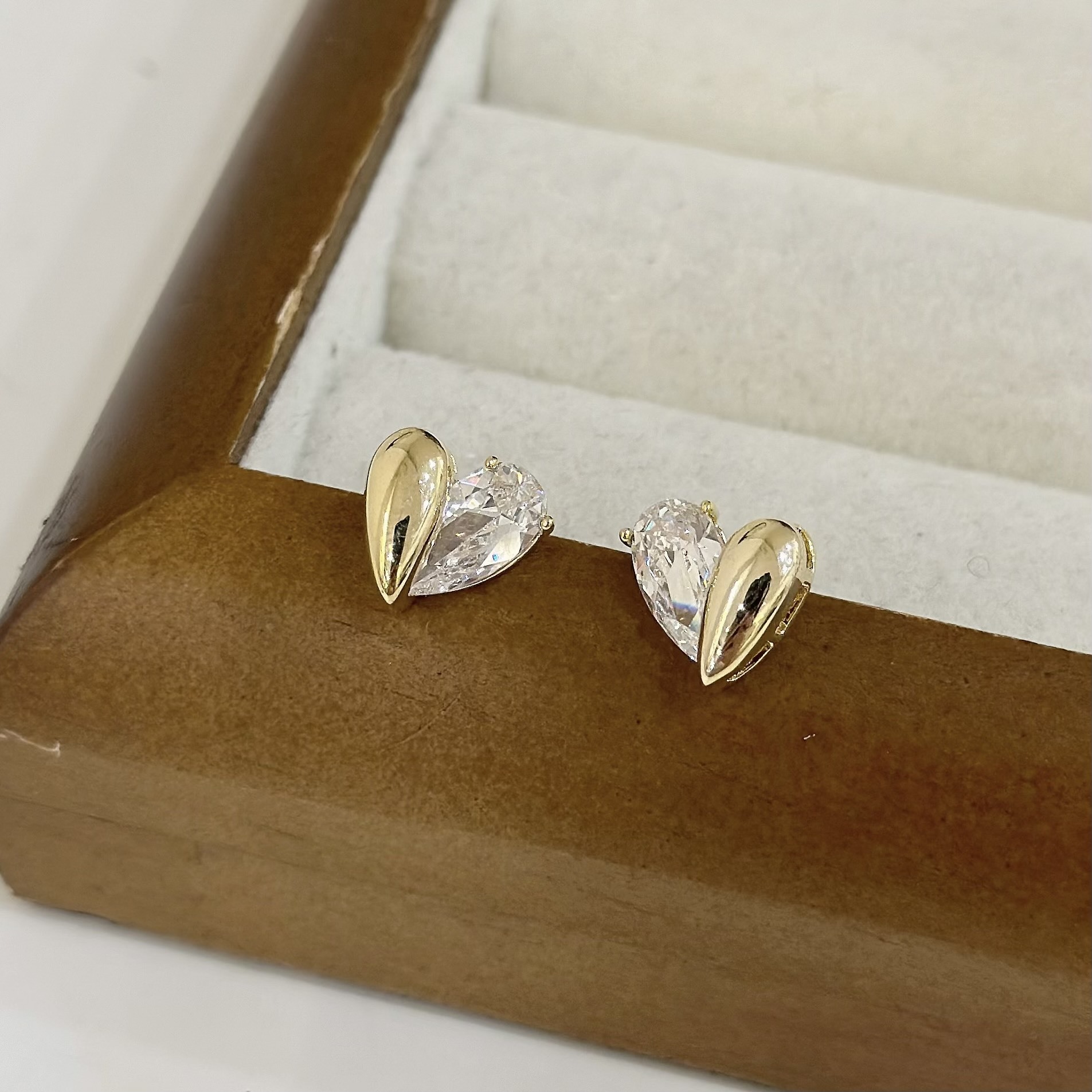 46鋯石鏤空愛心耳針