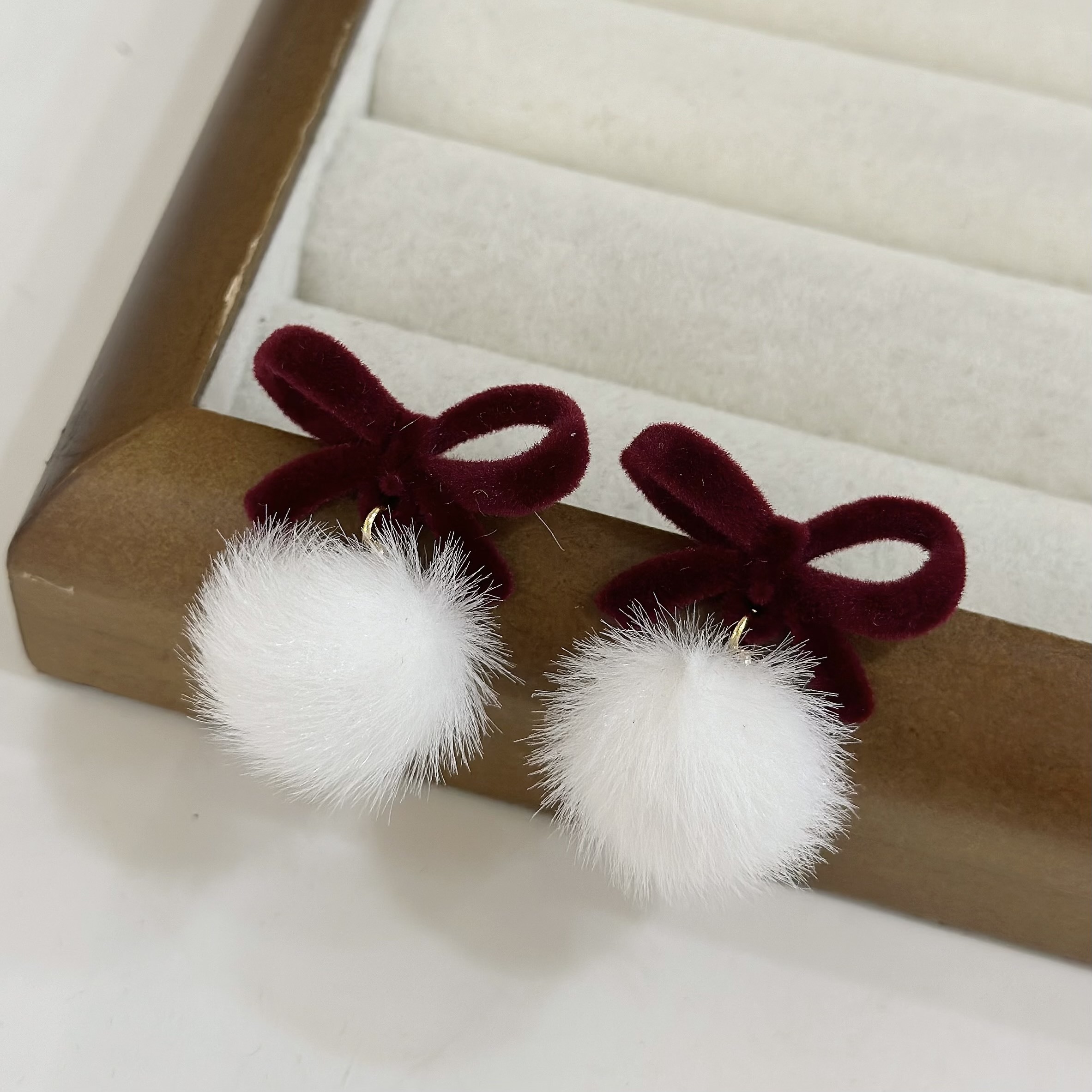 47絨布蝴蝶結毛球耳針