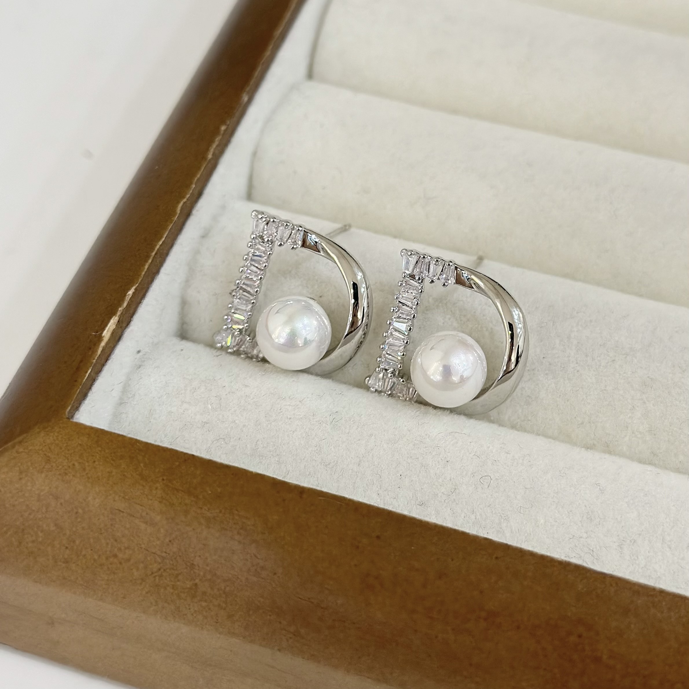 50鋯石字母D珍珠耳針