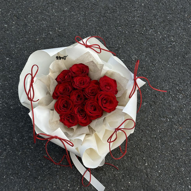 Romantic Vintage Plateau Red Rose Bouquet
