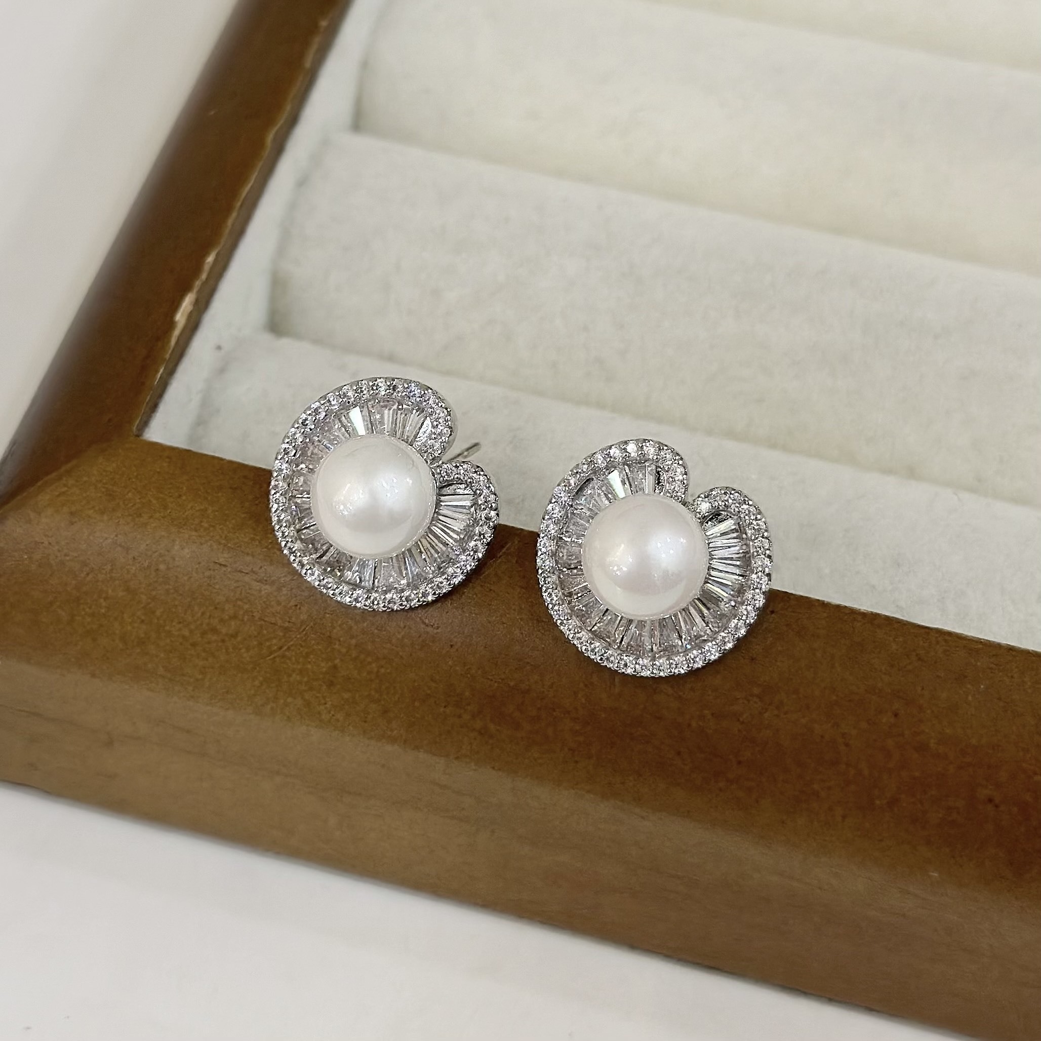 61排鑽鋯石圓珍珠耳針