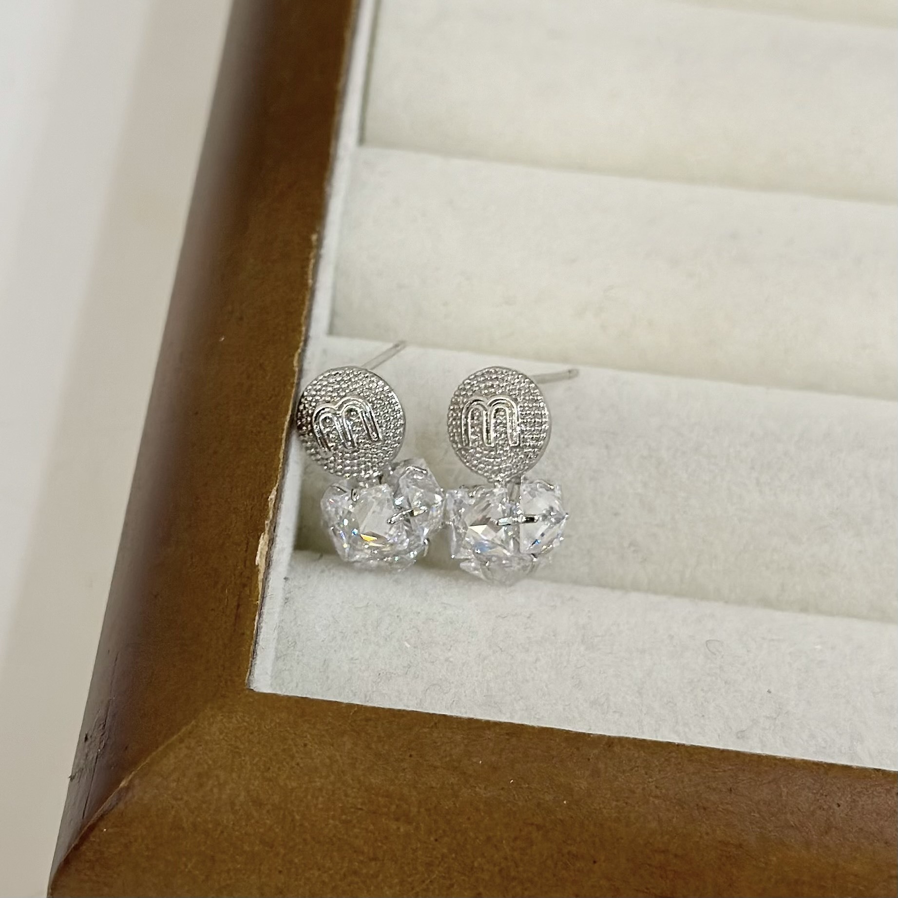 65圓形字母M鑽球耳針