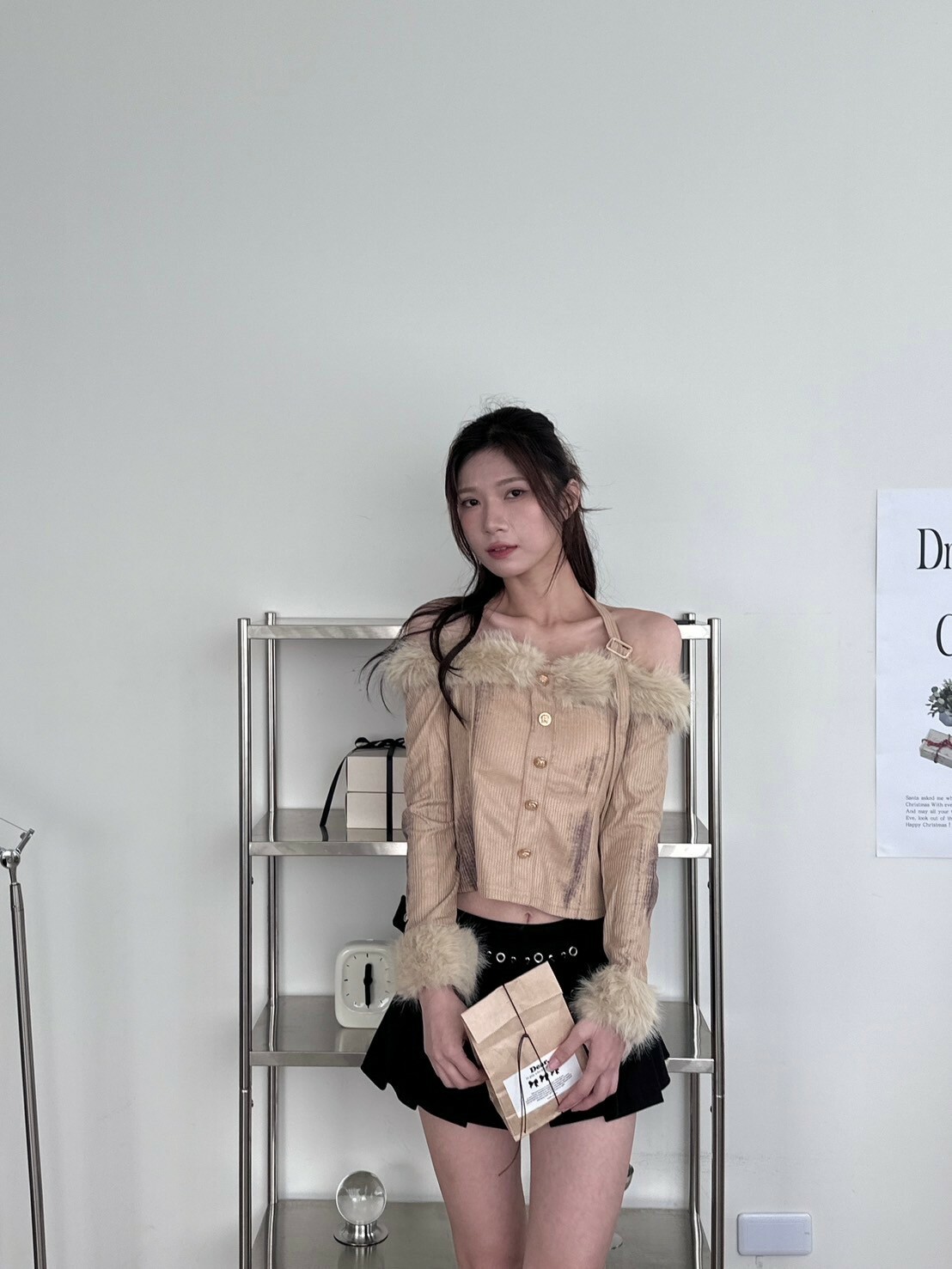 fall on films 🎞️ 刷色毛毛一字領掛脖上衣