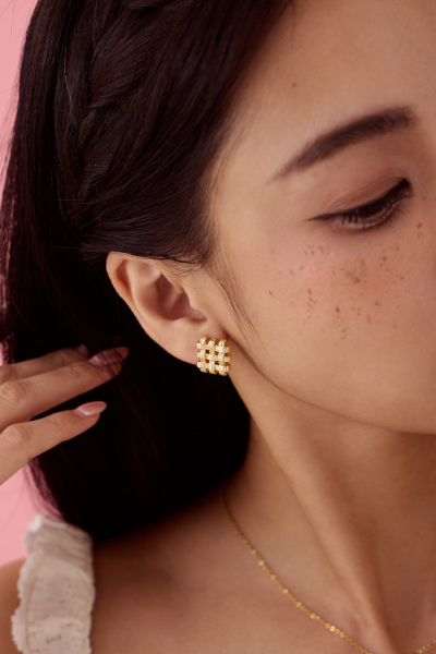 經典格紋簍空。夾式耳環