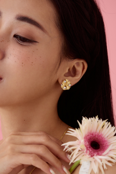 造型纏繞珍珠。夾式耳環