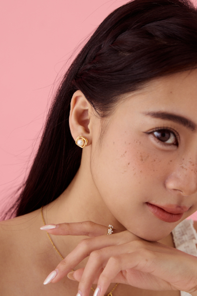 珍珠鏤空。銀針耳環