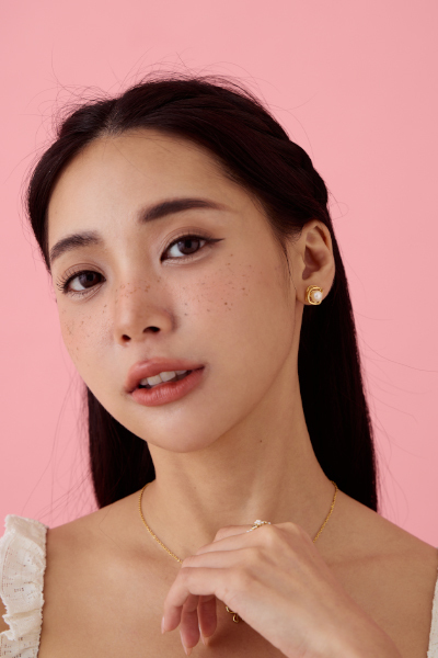 珍珠鏤空。銀針耳環