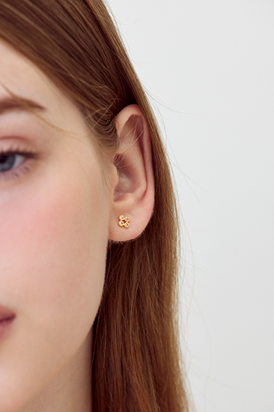 方形微鑲小鋯石。銀針耳環