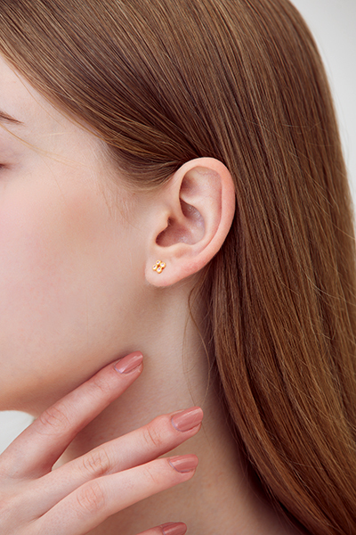 方形微鑲小鋯石。銀針耳環