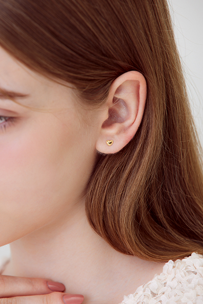 光澤迷你愛心。銀針耳環