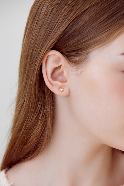 光澤迷你愛心。銀針耳環