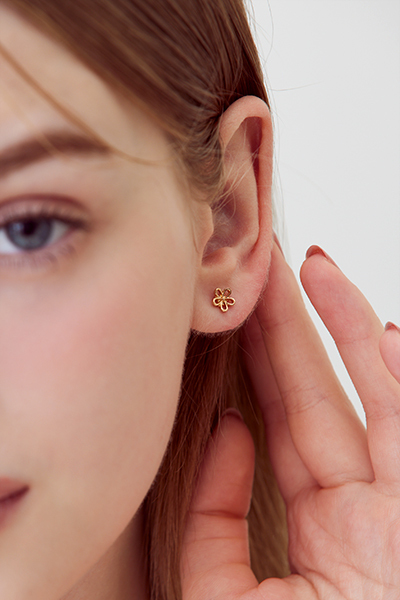 鏤空造型小花。銀針耳環(金)