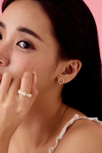 簡約圈型鋯石。銀針耳環