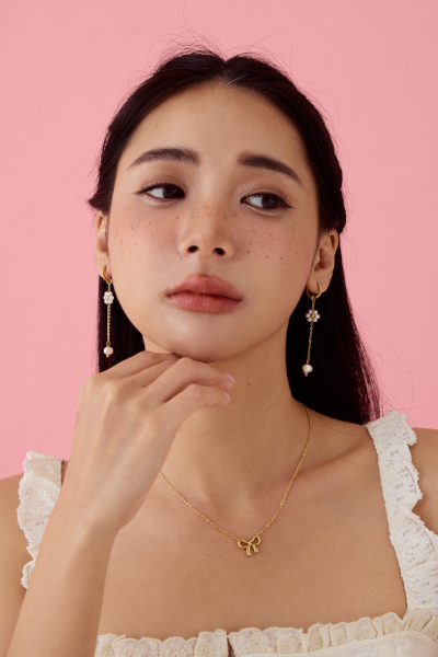 微甜花朵掛墜。鋼針耳環