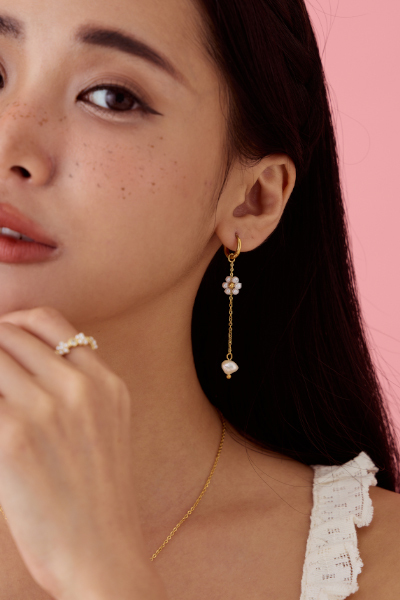 微甜花朵掛墜。鋼針耳環