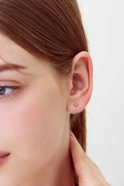 簡約迷你光澤小花。銀針耳環(金)