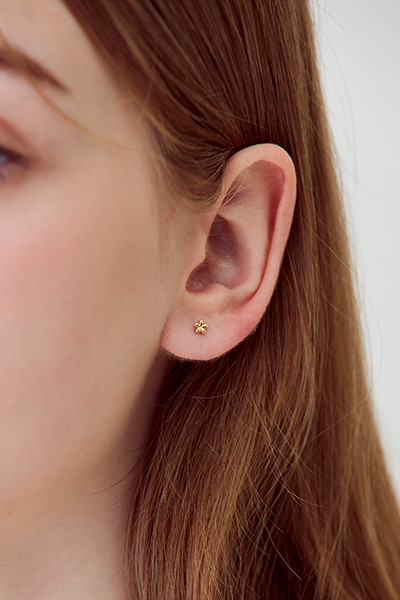 簡約迷你光澤小花。銀針耳環(金)