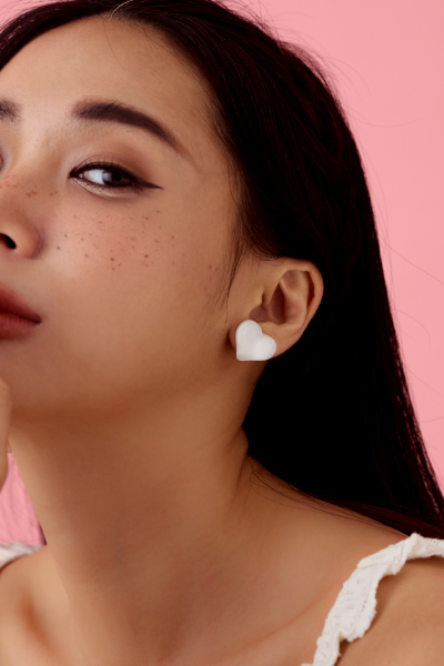 清透愛心。銀針耳環