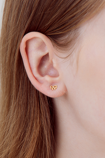 簡約小巧鏤空蝴蝶結。銀針耳環