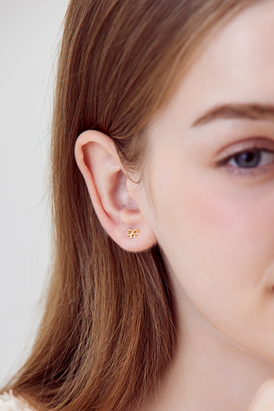 簡約小巧鏤空蝴蝶結。銀針耳環