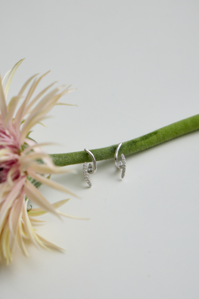 迷你交錯鋯石。銀針耳環