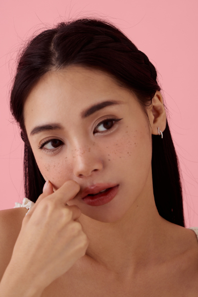 迷你交錯鋯石。銀針耳環