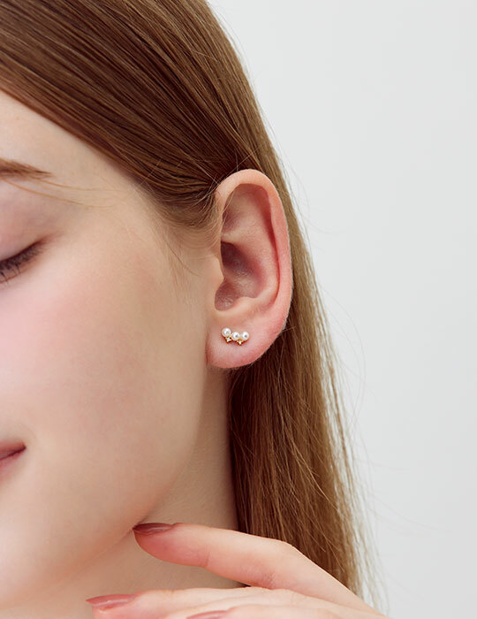 迷你曲線珍珠。銀針耳環