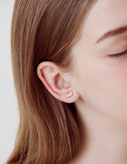 迷你曲線珍珠。銀針耳環