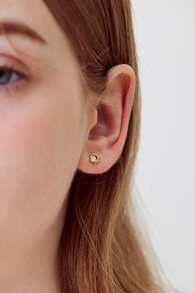 迷你貝珠小花環。銀針耳環