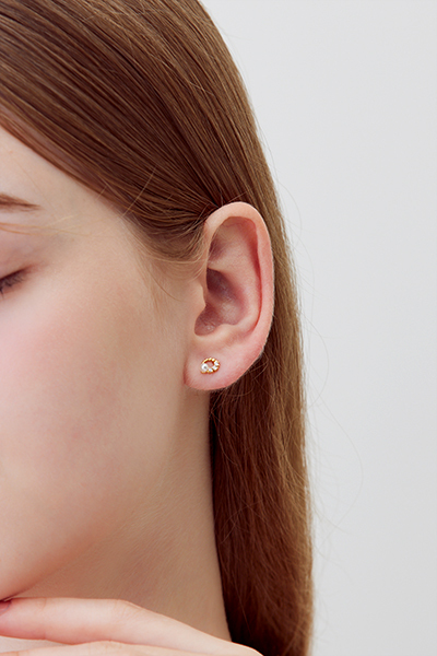 迷你貝珠小花環。銀針耳環