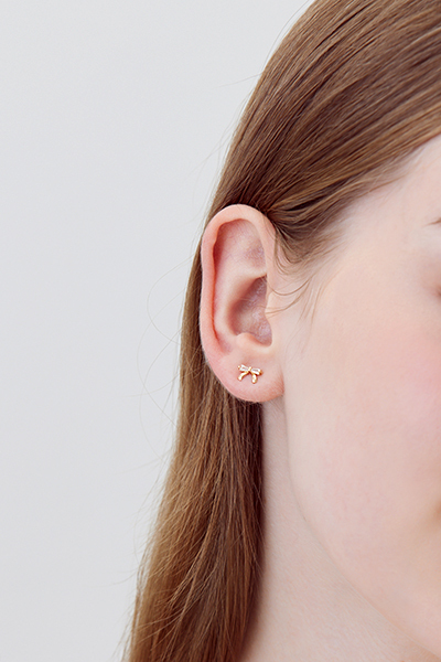 迷你閃耀蝴蝶結。銀針耳環