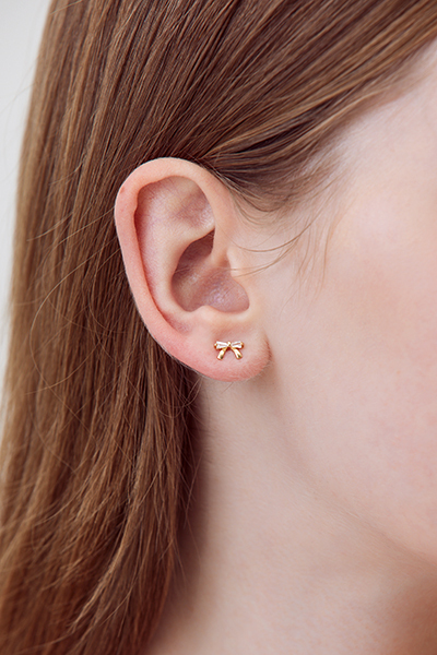 迷你閃耀蝴蝶結。銀針耳環