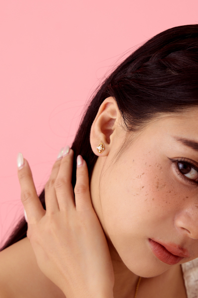 迷你宇宙珍珠。銀針耳環