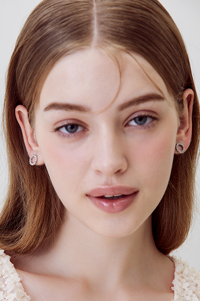 層次亮鑽圈型。銀針耳環