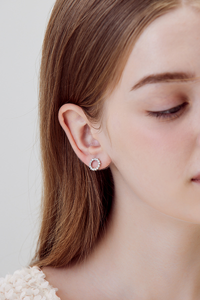 層次亮鑽圈型。銀針耳環