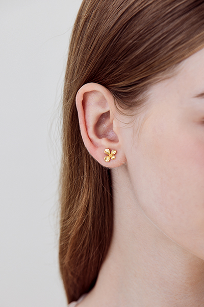 迷你霧面花朵。銀針耳環