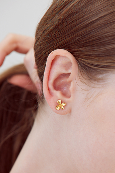 迷你霧面花朵。銀針耳環