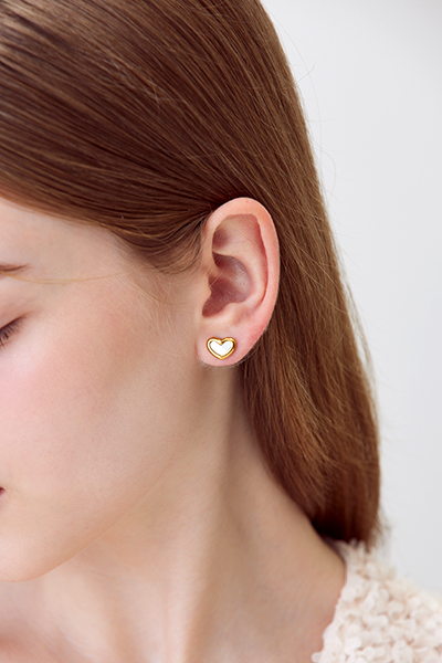 圓潤愛心貝殼。銀針耳環