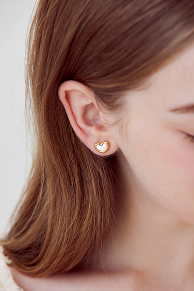 圓潤愛心貝殼。銀針耳環