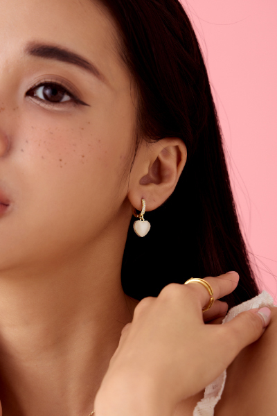 清透愛心掛墜。針式耳環