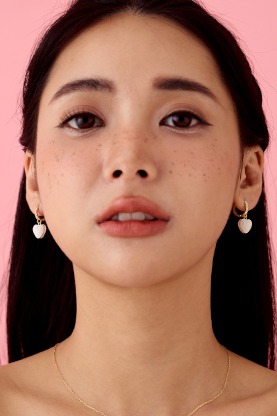 清透愛心掛墜。針式耳環