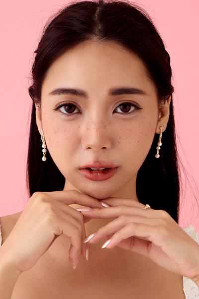 質感交織掛珠。銀針耳環