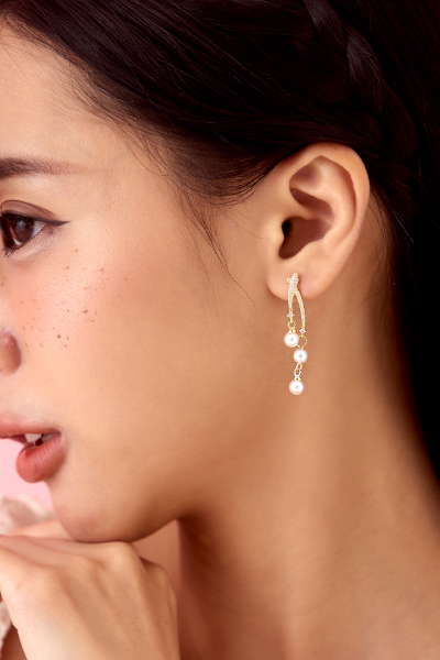 質感交織掛珠。銀針耳環