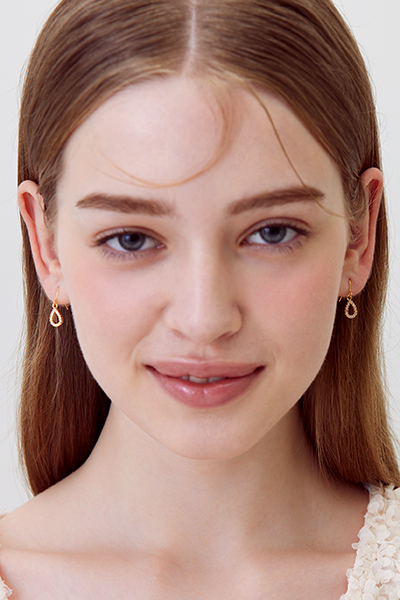 閃耀水滴吊墜。銀針耳環