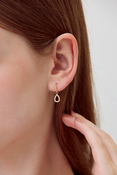 閃耀水滴吊墜。銀針耳環