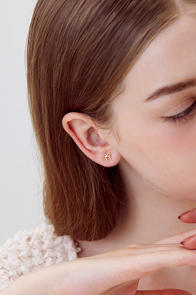 迷你鋯石蝴蝶結。銀針耳環