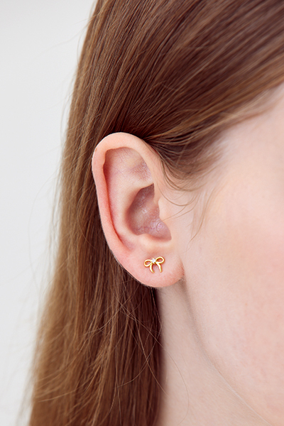 迷你鋯石蝴蝶結。銀針耳環