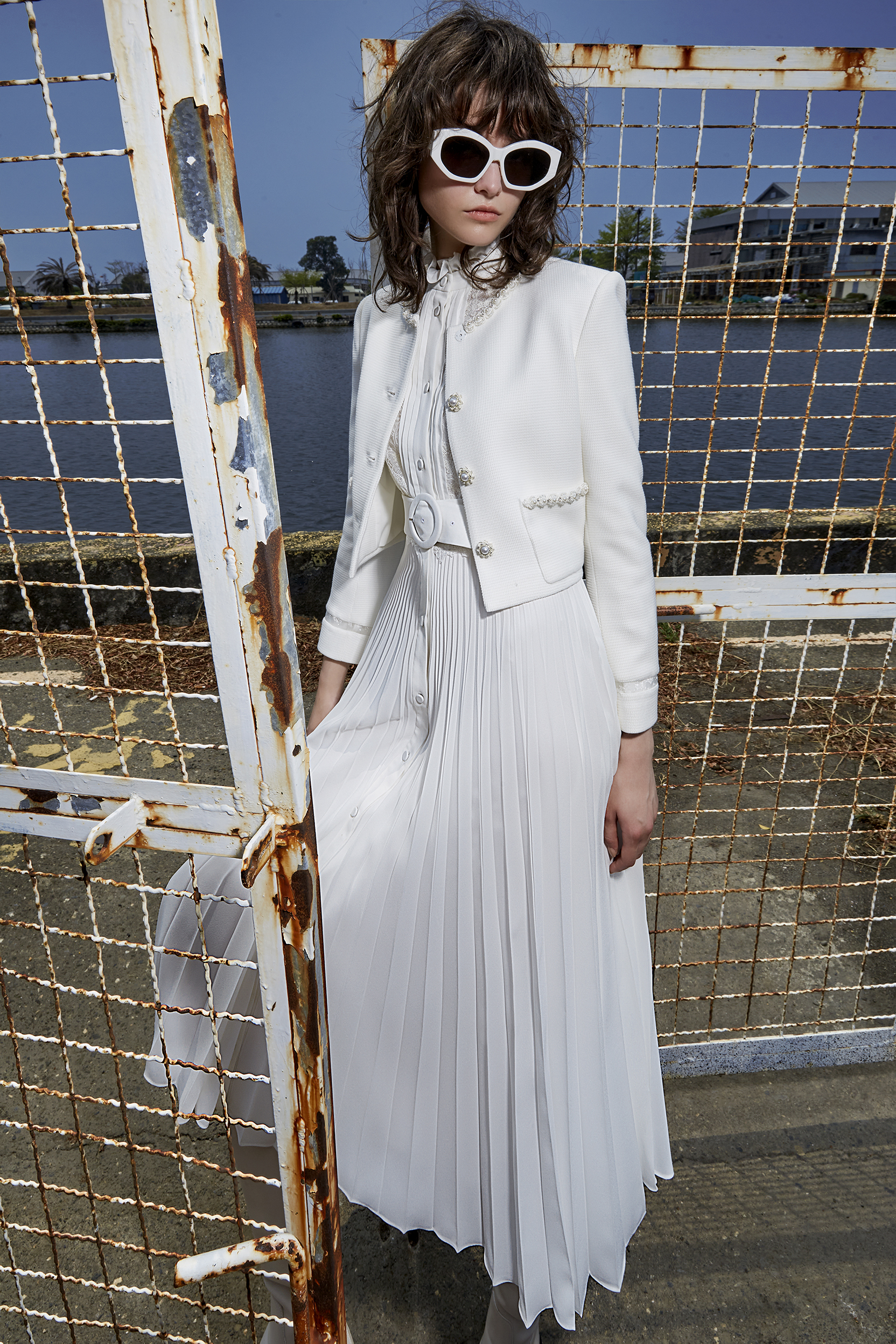 BD15051E1 百瓣雪語洋蕾絲百摺長洋裝(附腰帶)