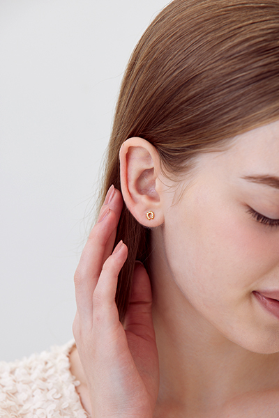 迷你閃耀馬蹄。銀針耳環